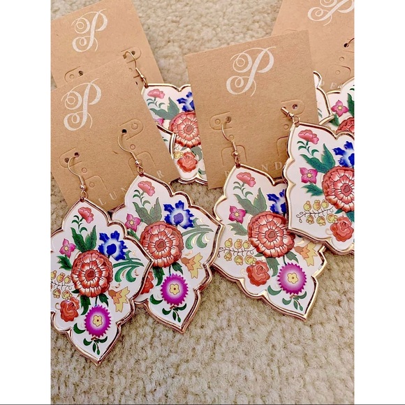✨NEW✨ Floral Plunder Earrings 🌸 - Picture 3 of 6